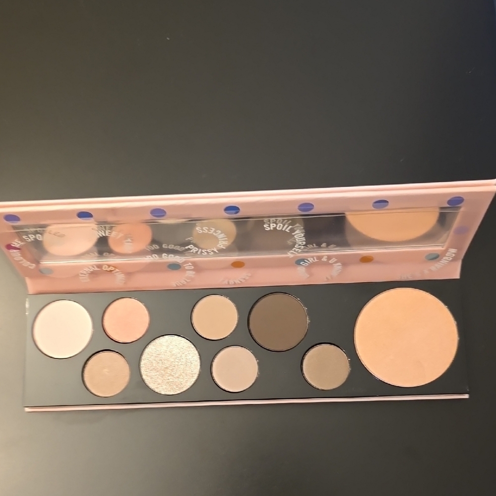 Versatile Makeup Palette with Neutral Shades